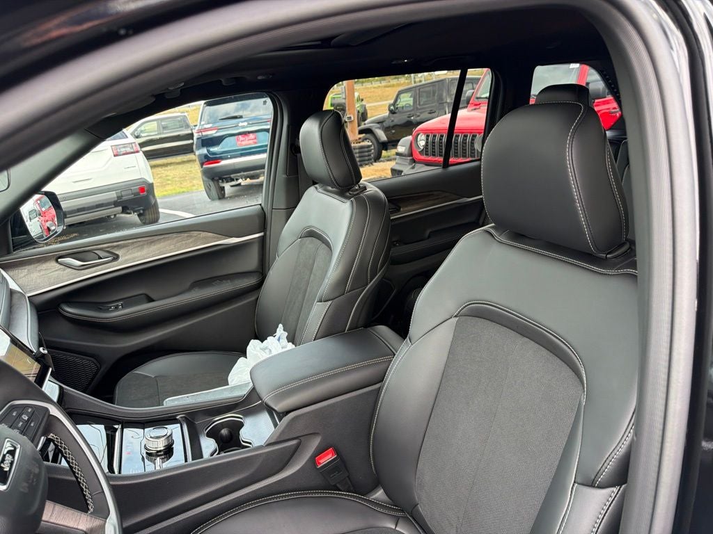 2027 Jeep Grand Cherokee Laredo Altitude