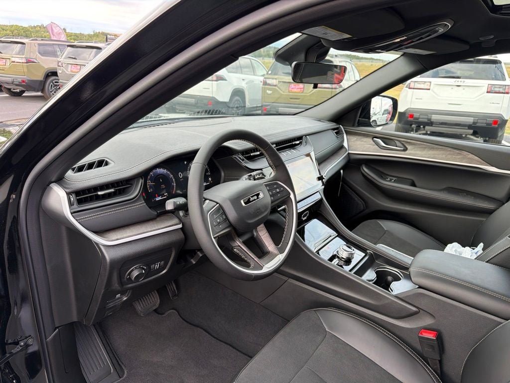 2027 Jeep Grand Cherokee Laredo Altitude