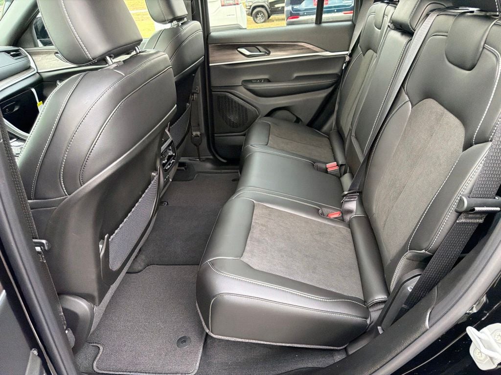 2027 Jeep Grand Cherokee Laredo Altitude