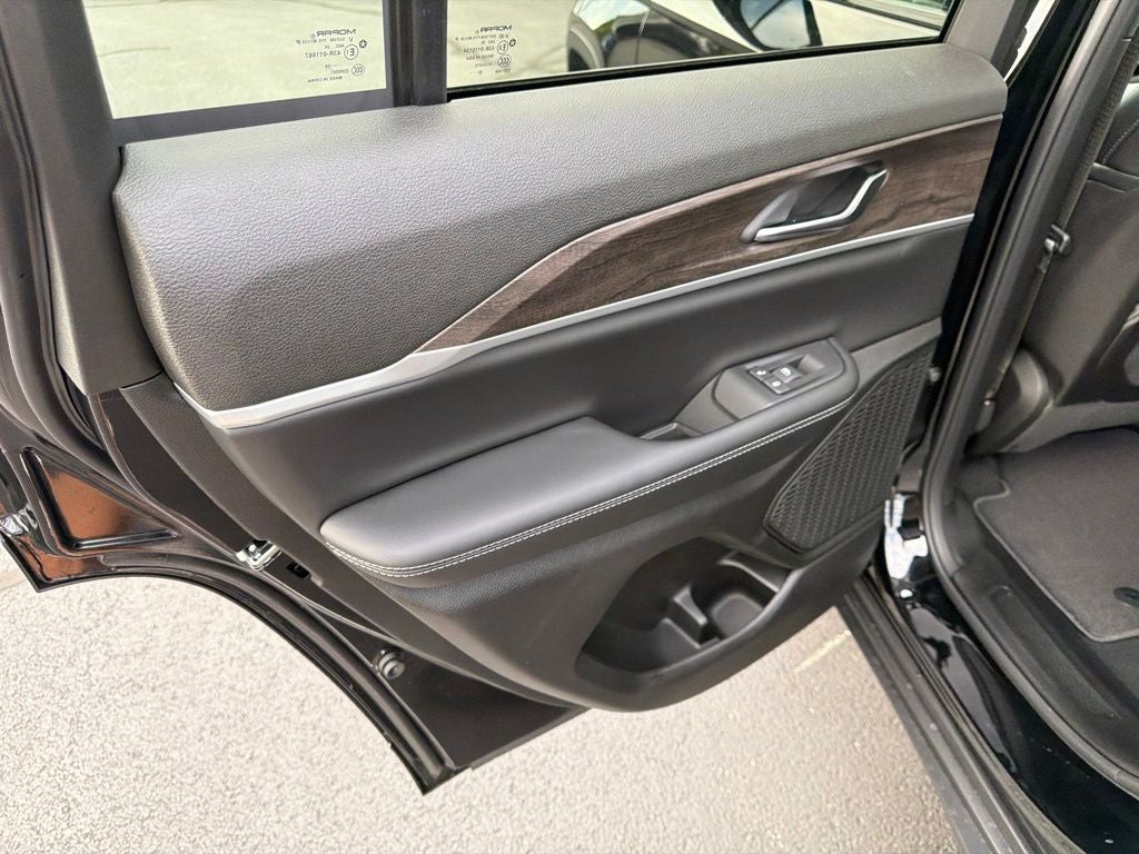 2027 Jeep Grand Cherokee Laredo Altitude
