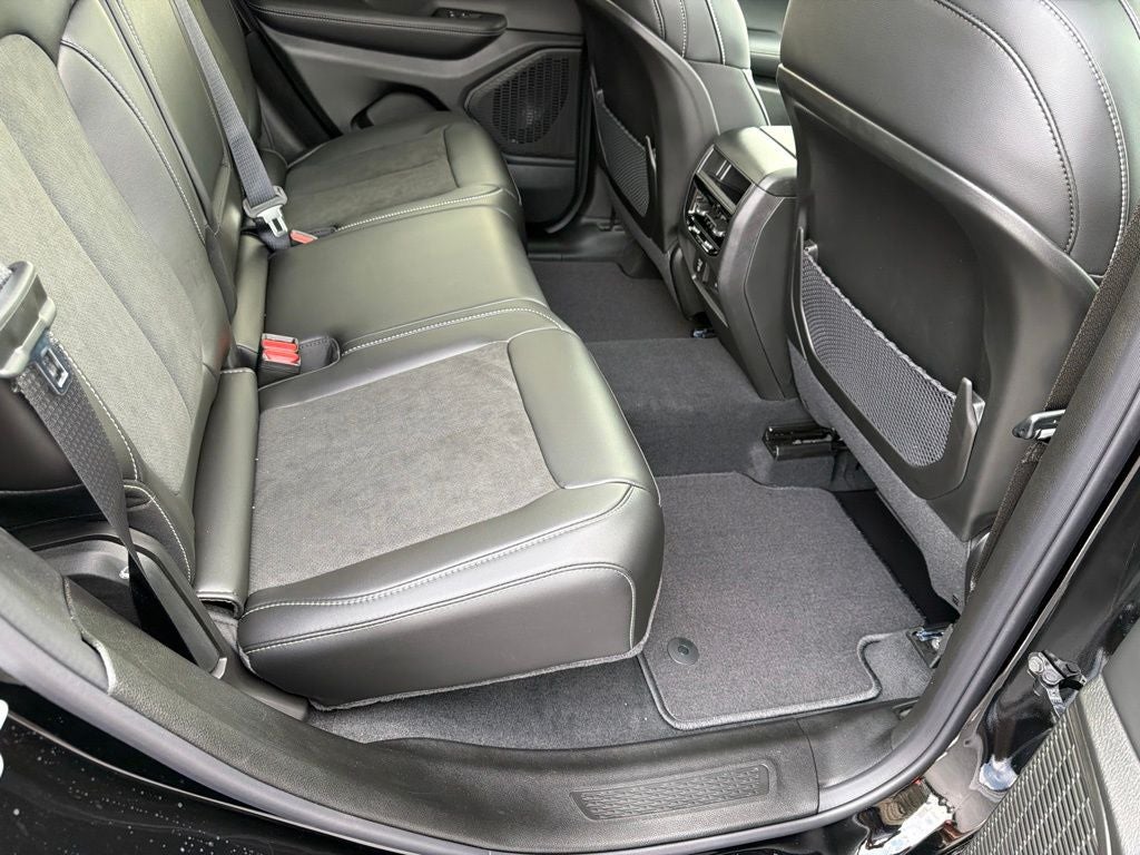 2027 Jeep Grand Cherokee Laredo Altitude