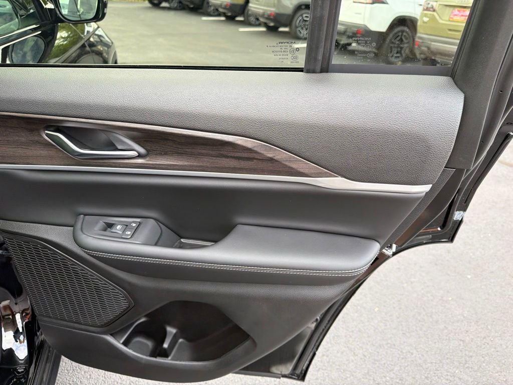 2027 Jeep Grand Cherokee Laredo Altitude