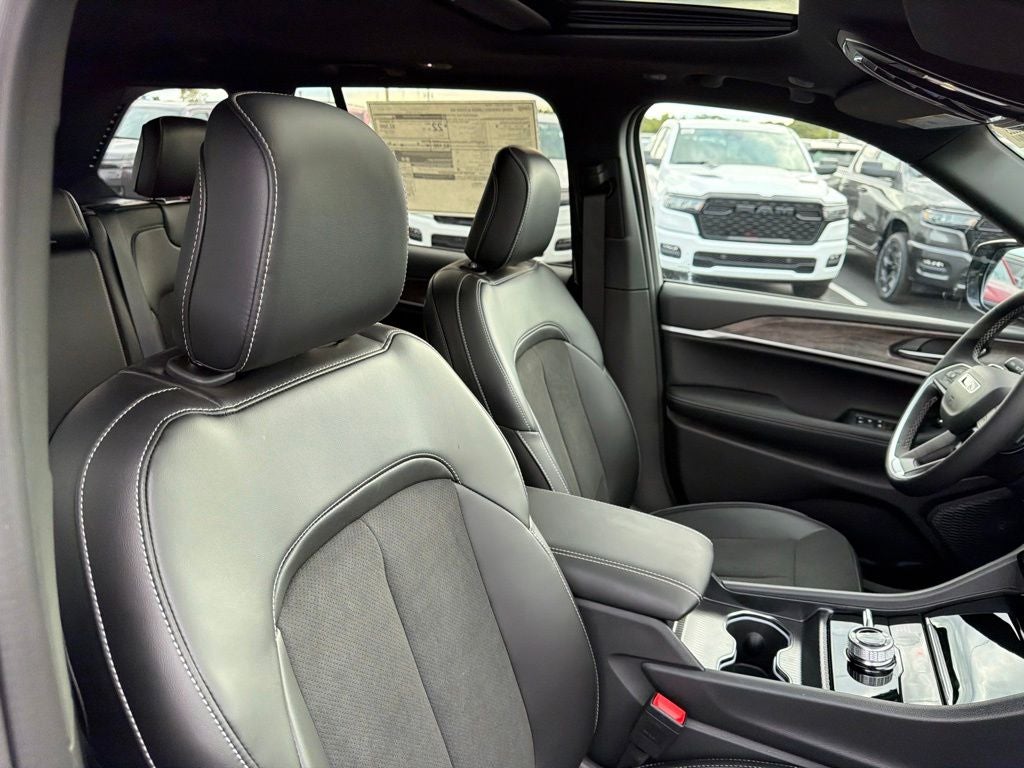 2027 Jeep Grand Cherokee Laredo Altitude