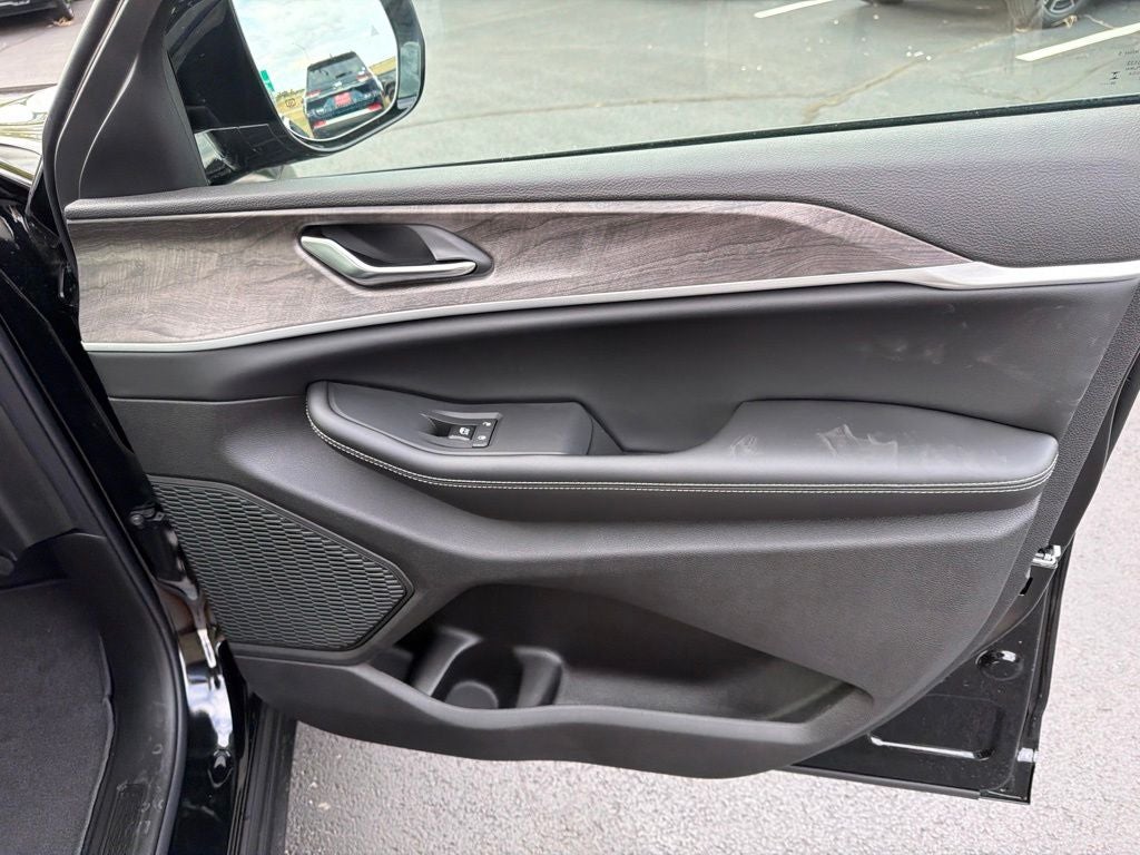 2027 Jeep Grand Cherokee Laredo Altitude
