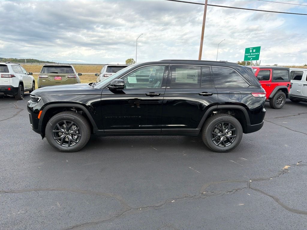 2027 Jeep Grand Cherokee Laredo Altitude