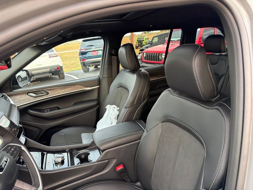 2027 Jeep Grand Cherokee GRAND CHEROKEE LAREDO ALTITUDE 4X4