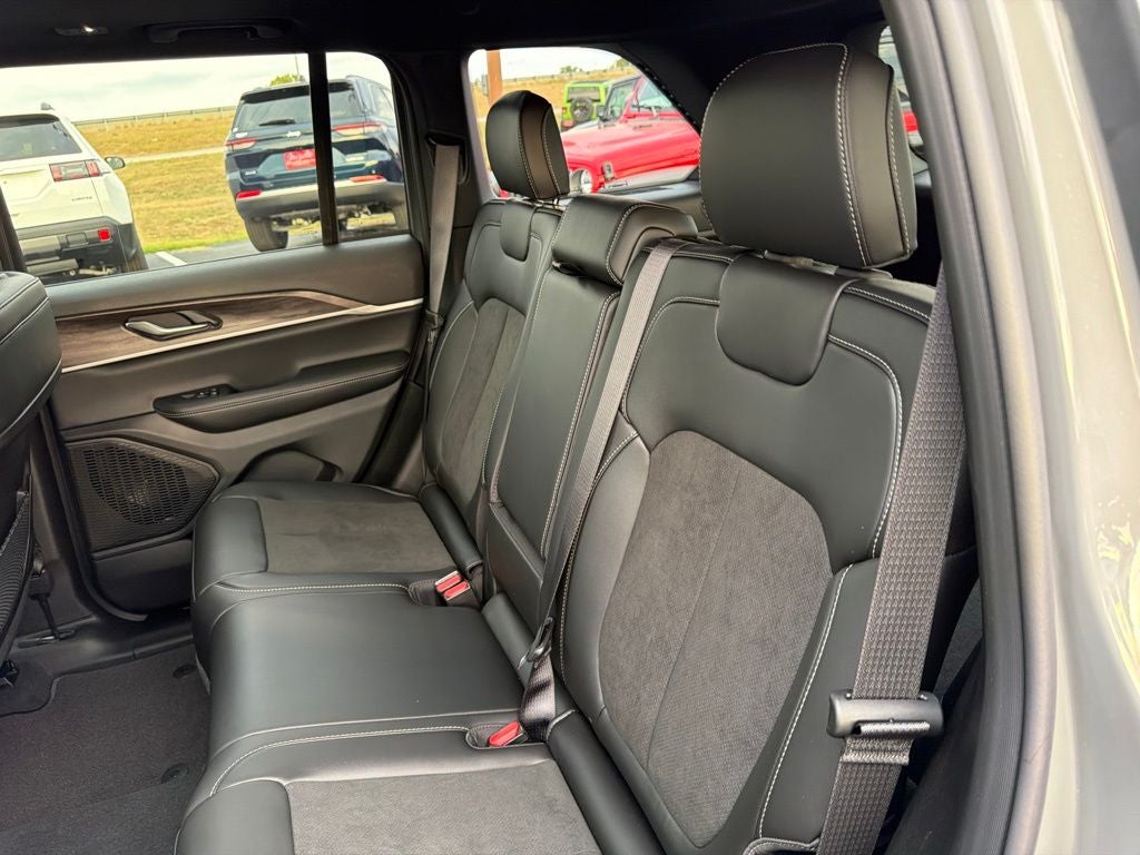 2027 Jeep Grand Cherokee GRAND CHEROKEE LAREDO ALTITUDE 4X4