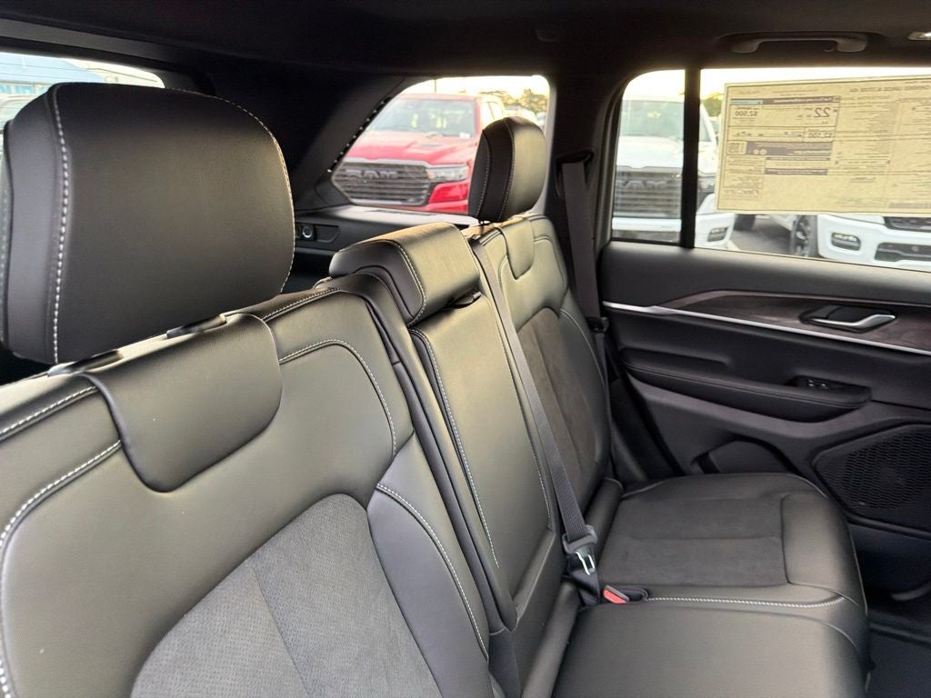 2027 Jeep Grand Cherokee GRAND CHEROKEE LAREDO ALTITUDE 4X4
