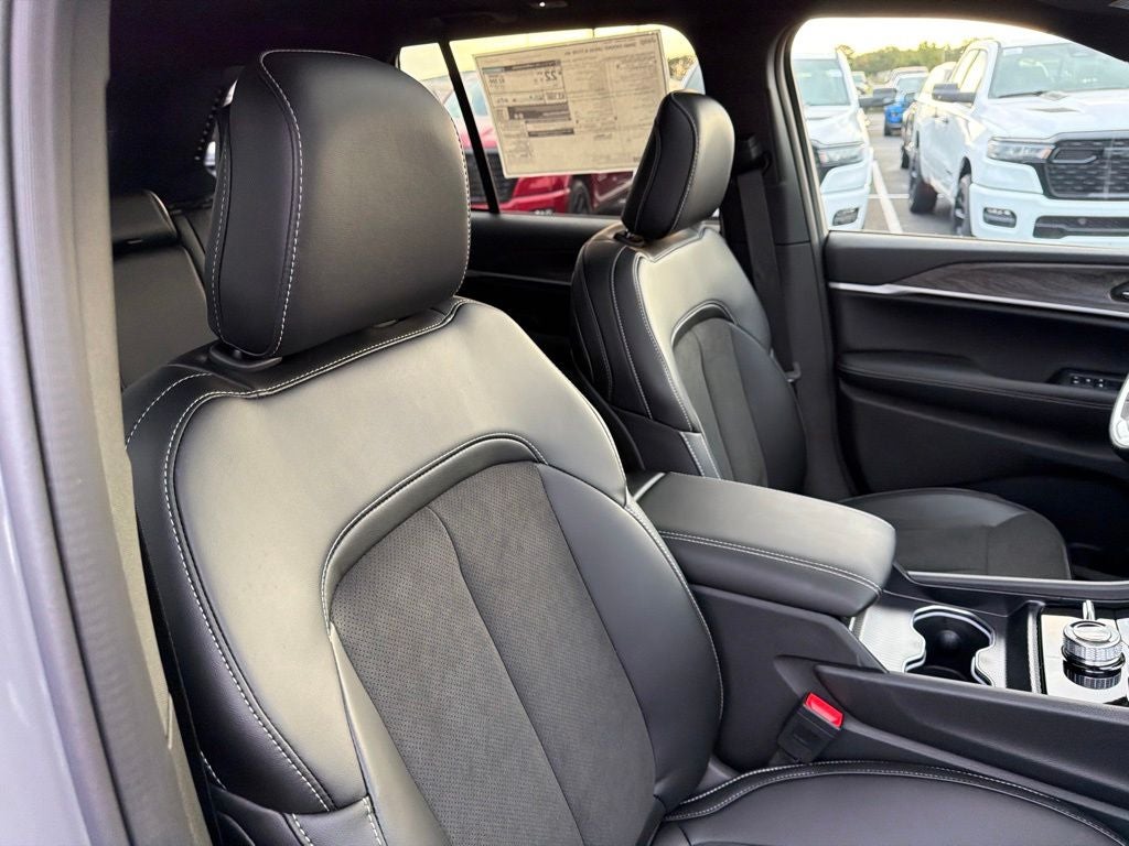 2027 Jeep Grand Cherokee GRAND CHEROKEE LAREDO ALTITUDE 4X4