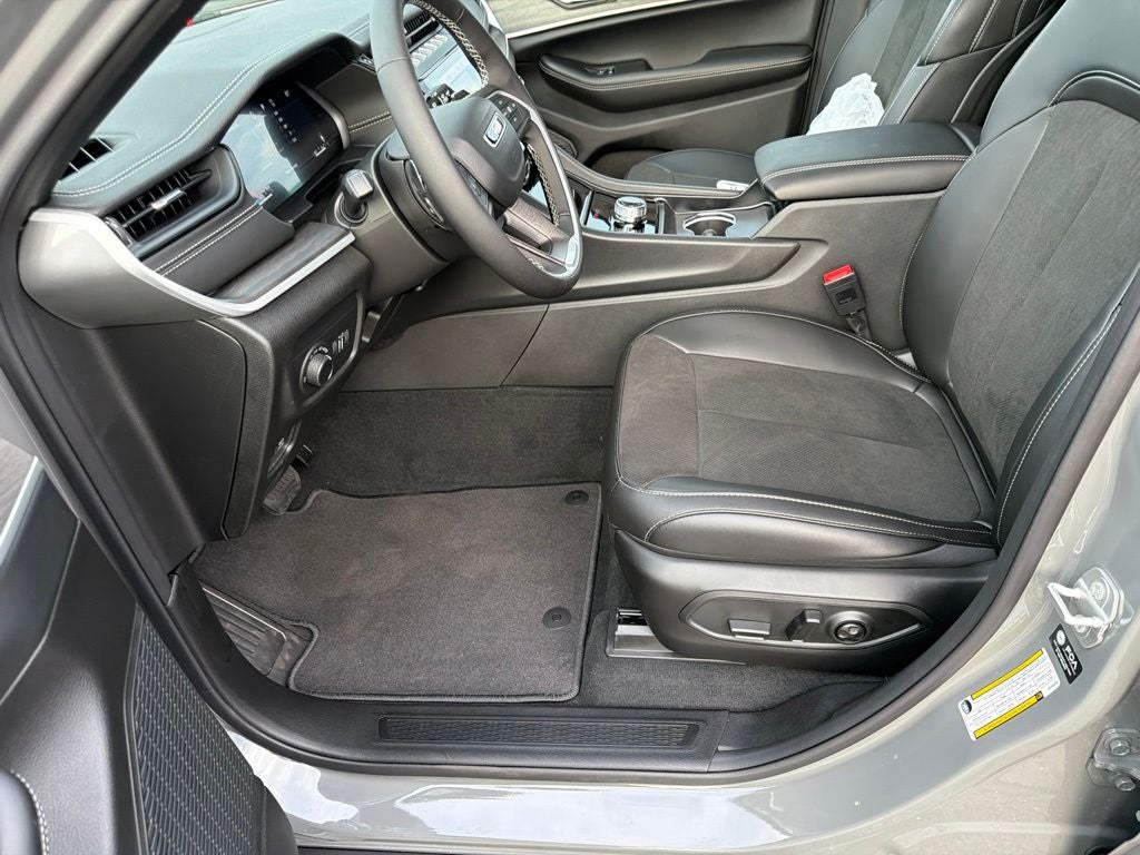 2027 Jeep Grand Cherokee Laredo Altitude