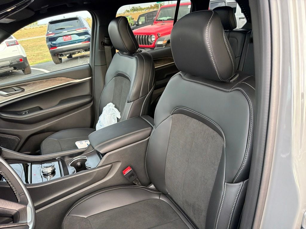 2027 Jeep Grand Cherokee Laredo Altitude