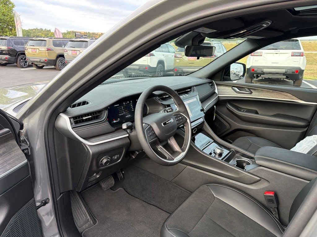 2027 Jeep Grand Cherokee Laredo Altitude