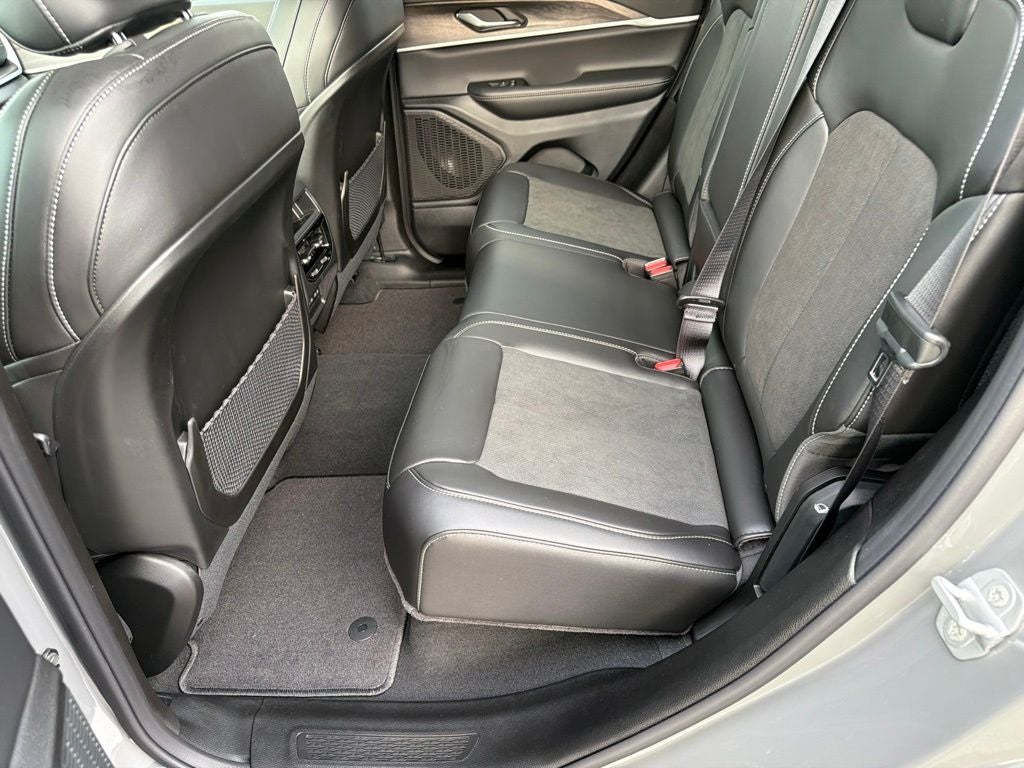 2027 Jeep Grand Cherokee Laredo Altitude