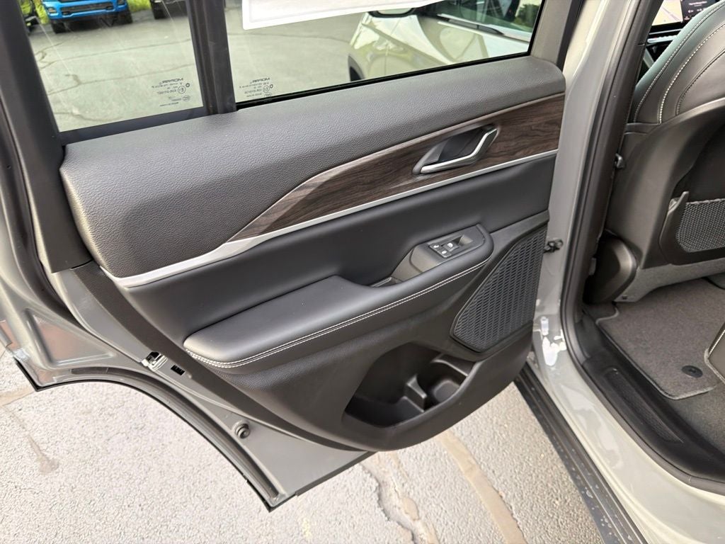 2027 Jeep Grand Cherokee Laredo Altitude
