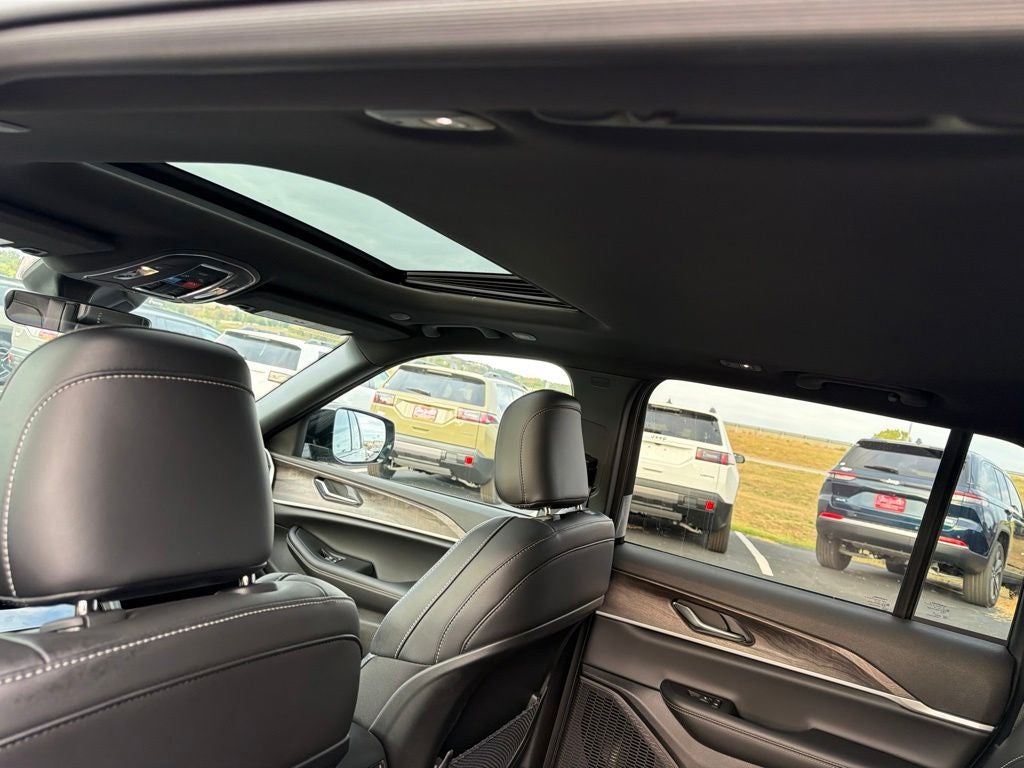 2027 Jeep Grand Cherokee Laredo Altitude