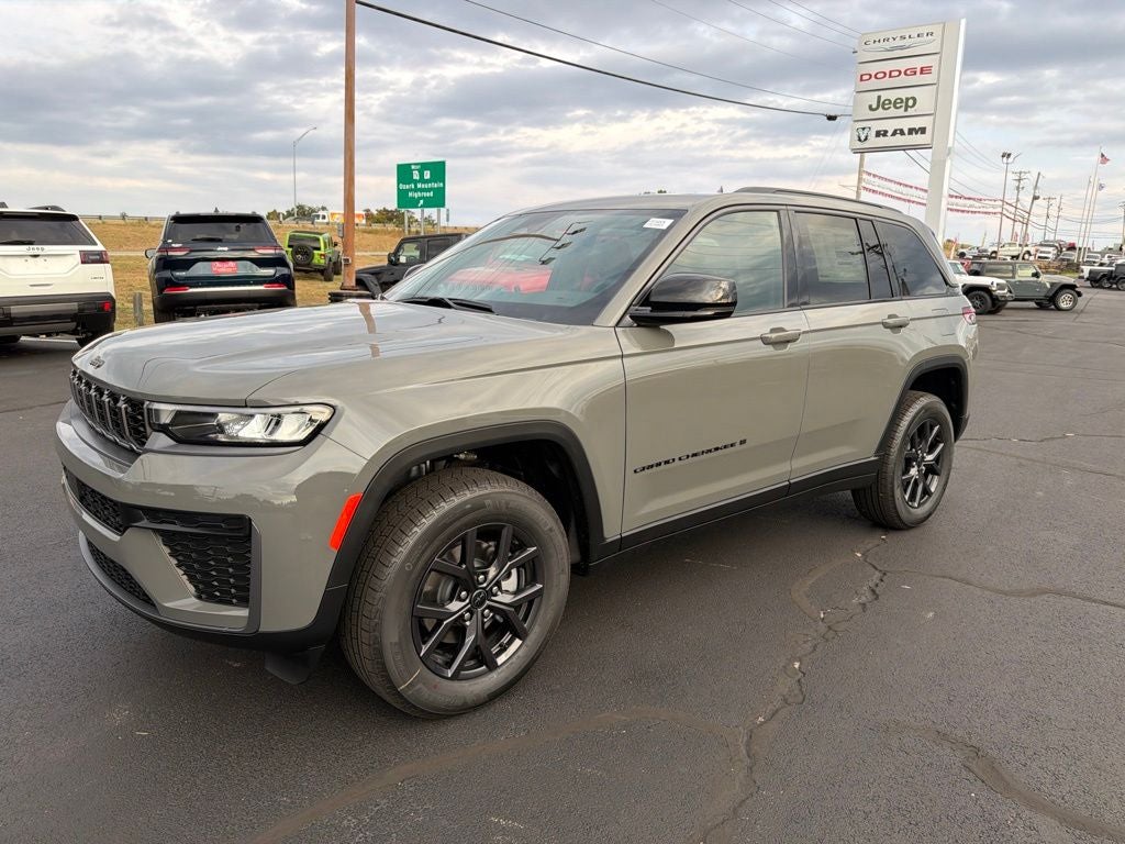 2027 Jeep Grand Cherokee Laredo Altitude