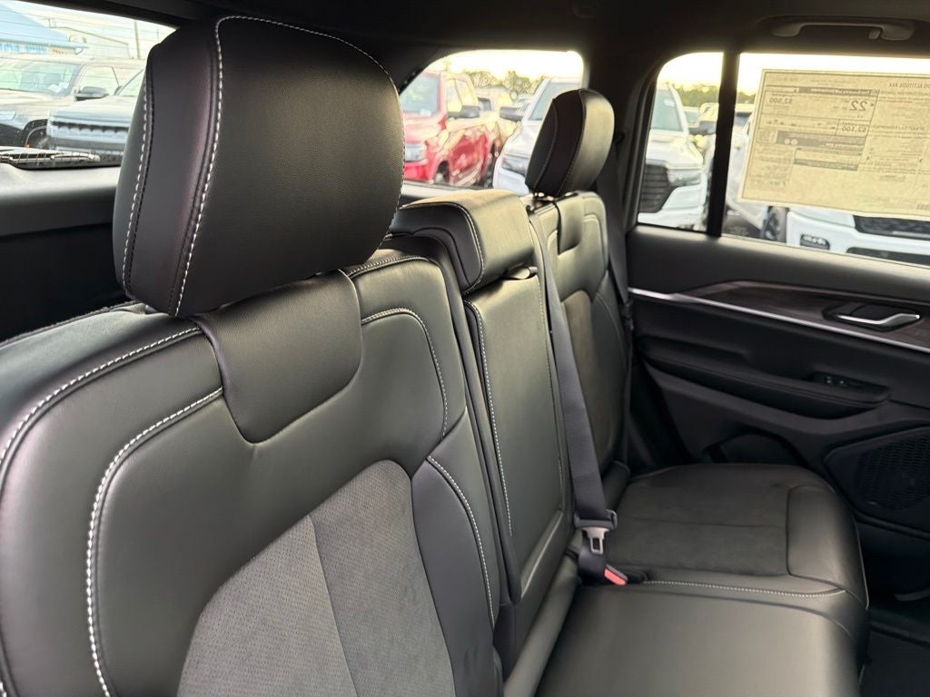 2027 Jeep Grand Cherokee Laredo Altitude
