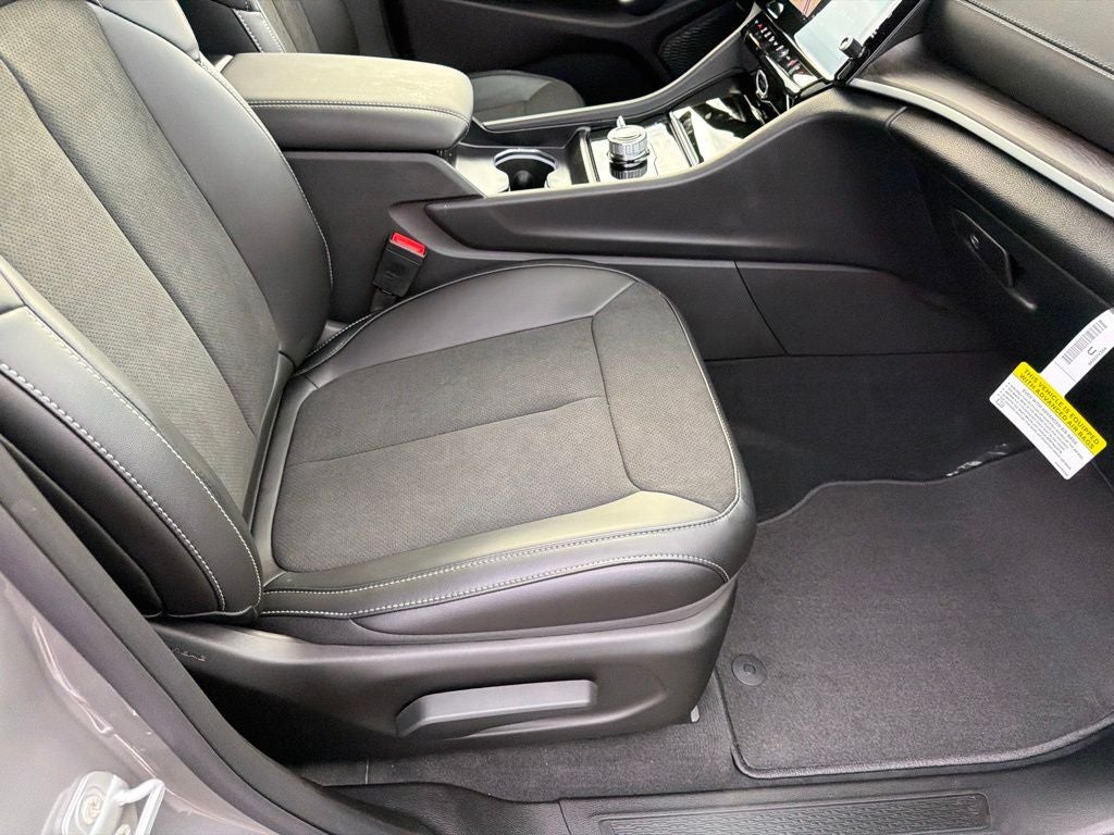 2027 Jeep Grand Cherokee Laredo Altitude