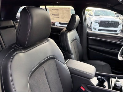 2027 Jeep Grand Cherokee Laredo Altitude