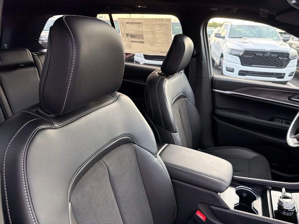 2027 Jeep Grand Cherokee Laredo Altitude