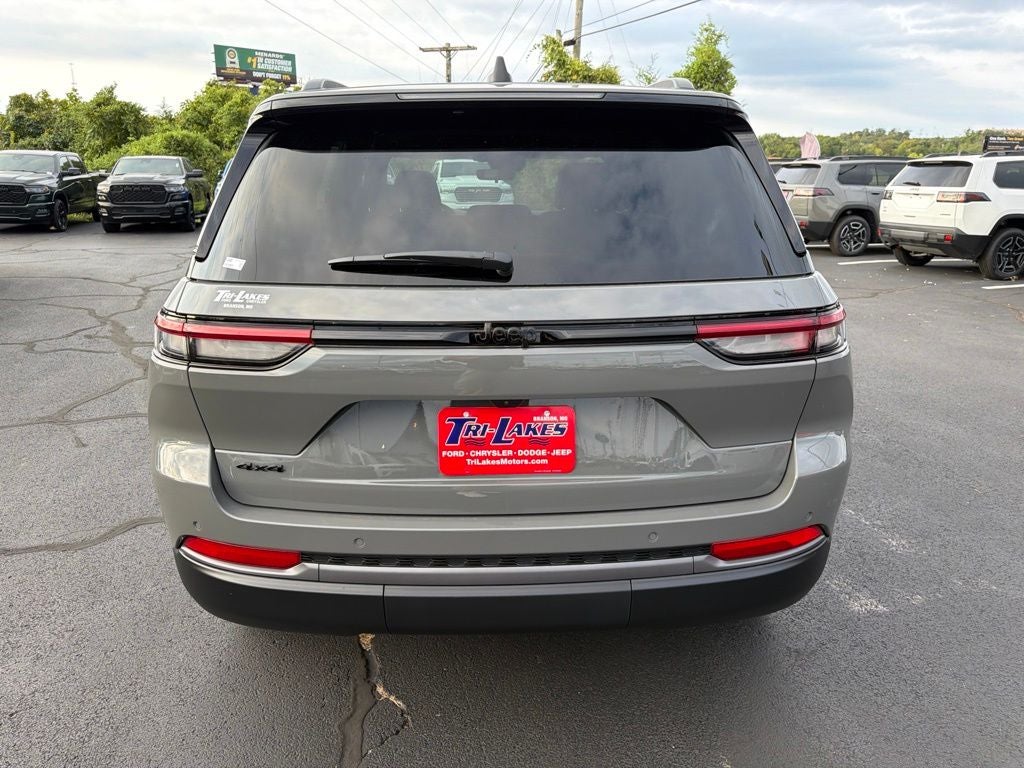 2027 Jeep Grand Cherokee Laredo Altitude