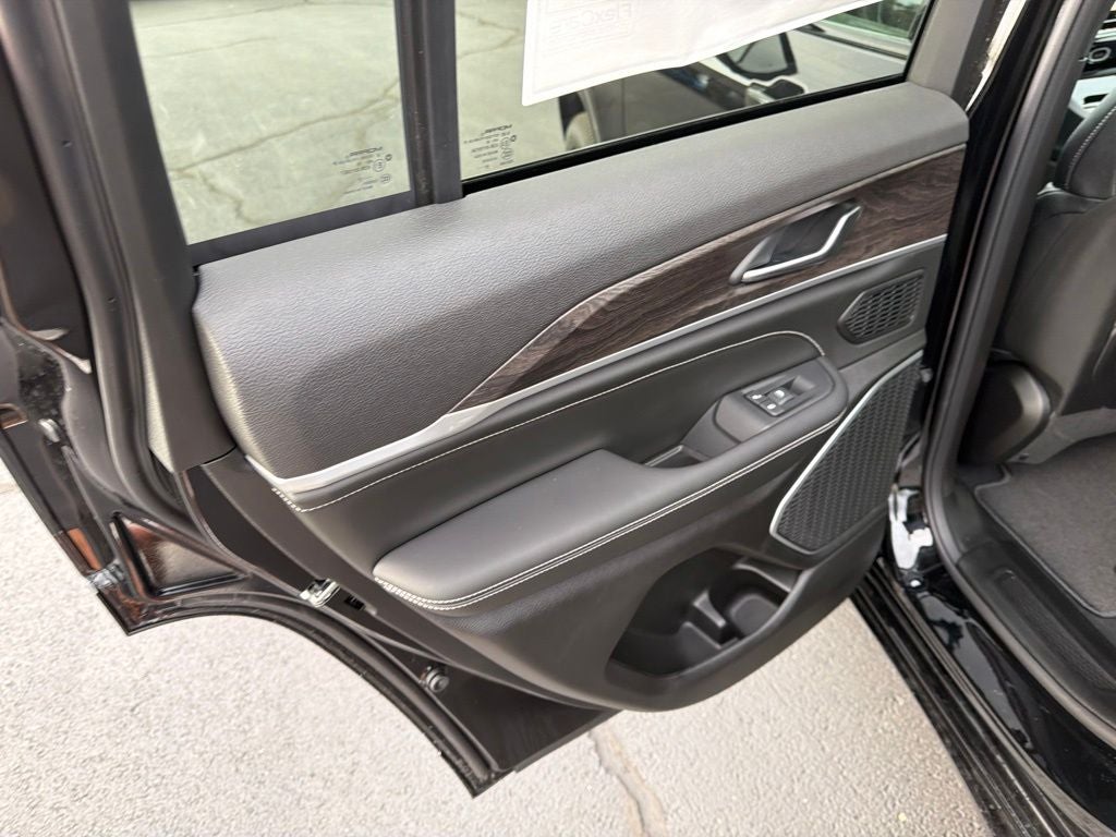 2027 Jeep Grand Cherokee Limited Reserve