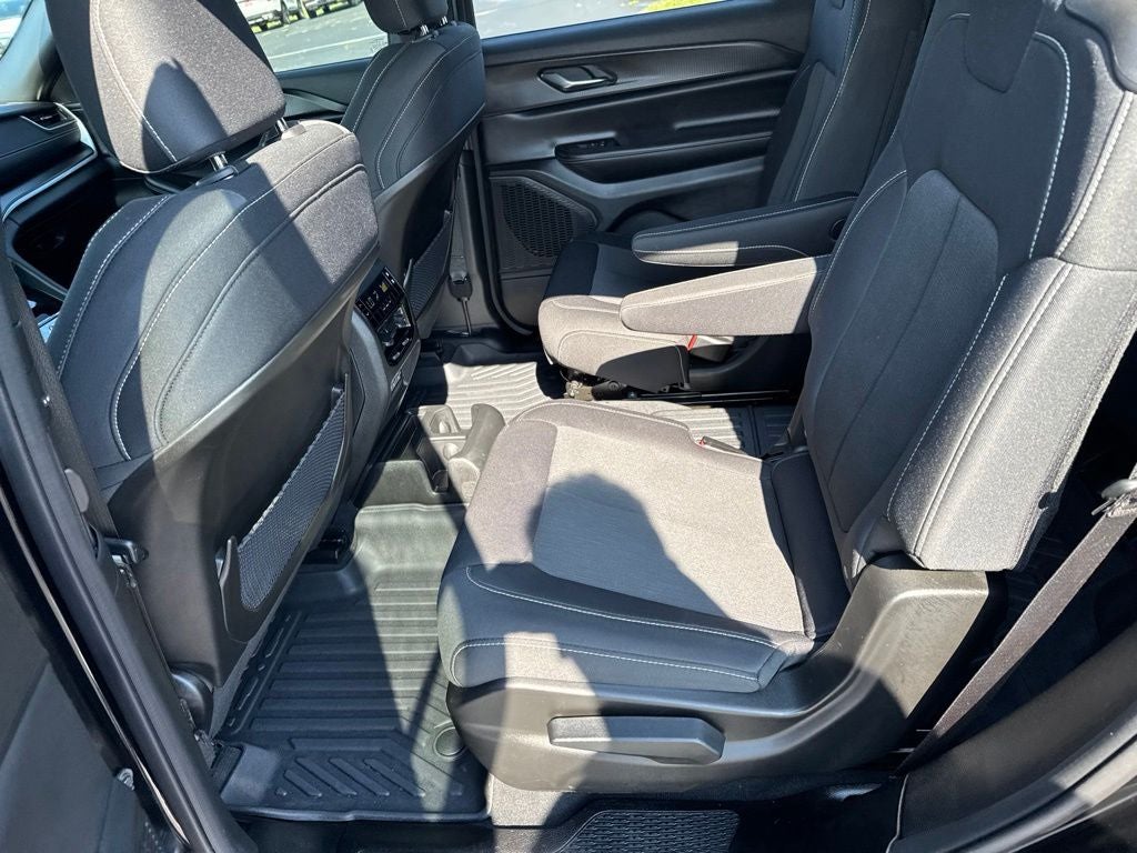 2024 Jeep Grand Cherokee L Laredo 4x2
