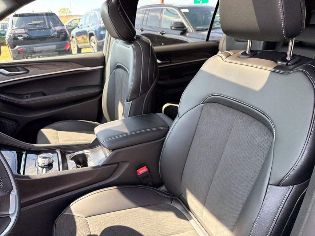 2027 Jeep Grand Cherokee GRAND CHEROKEE L LAREDO ALTITUDE 4X4