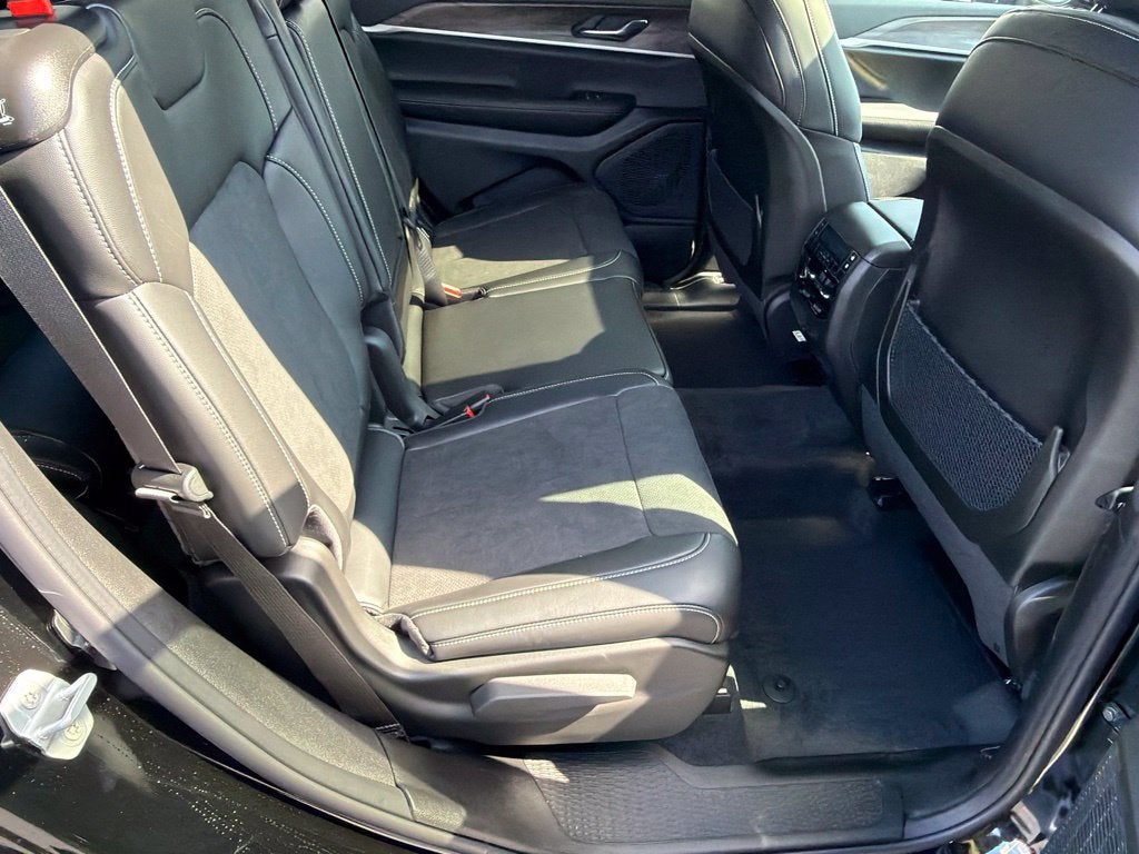 2027 Jeep Grand Cherokee GRAND CHEROKEE L LAREDO ALTITUDE 4X4