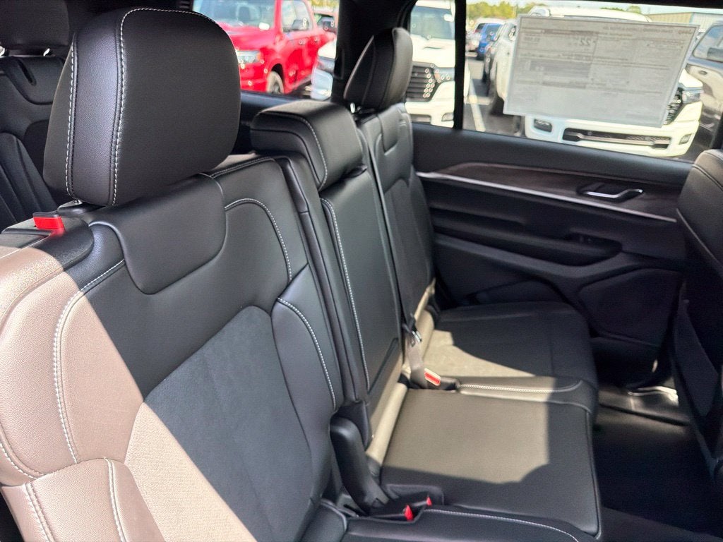 2027 Jeep Grand Cherokee GRAND CHEROKEE L LAREDO ALTITUDE 4X4