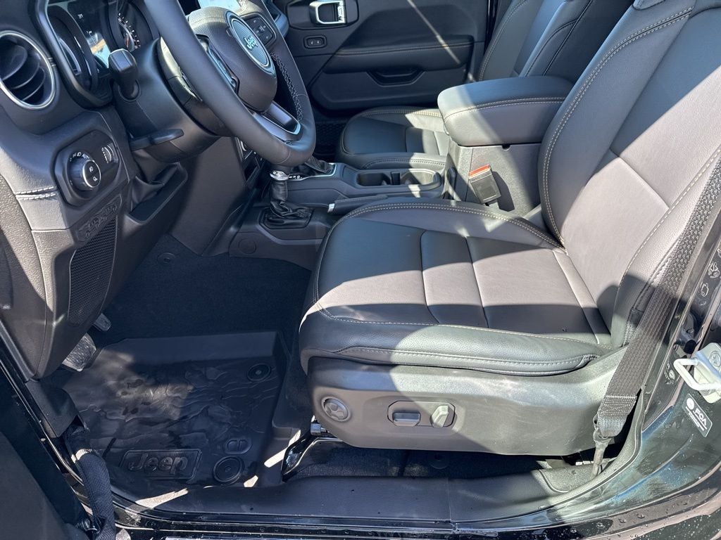 2026 Jeep Gladiator GLADIATOR SAHARA 4X4