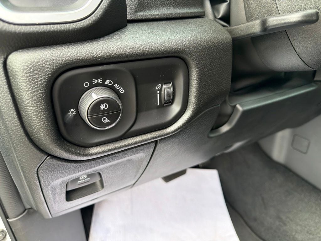 2026 RAM 1500 RAM 1500 EXPRESS QUAD CAB 4X4 6'4' BOX