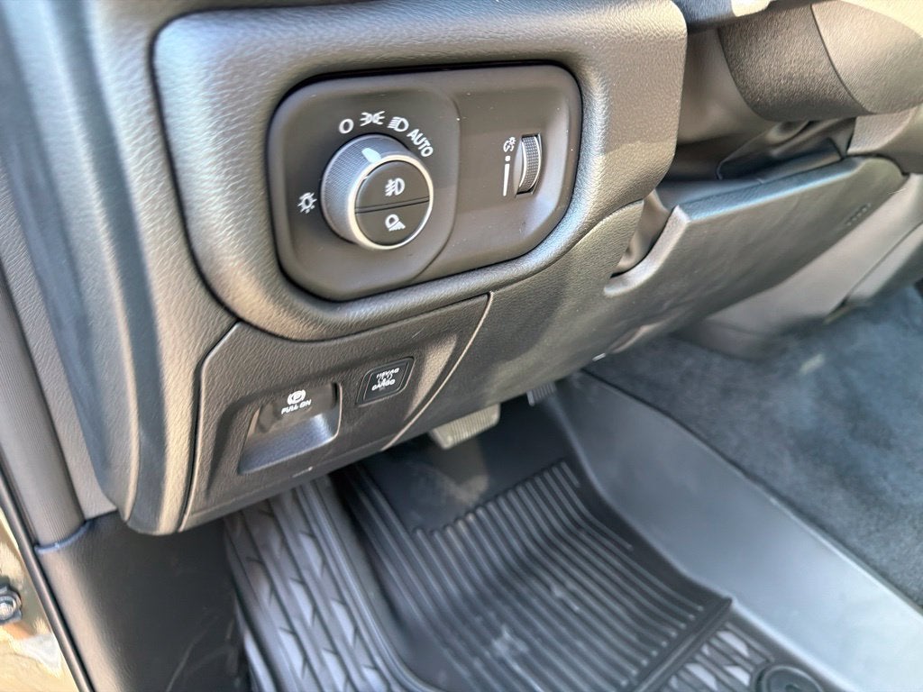 2027 RAM Ram 1500 RAM 1500 WARLOCK CREW CAB 4X4 5'7' BOX