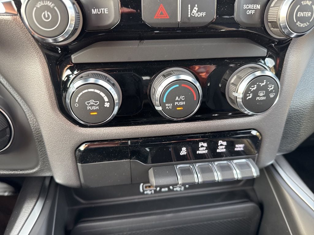 2026 RAM Ram 1500 RAM 1500 EXPRESS CREW CAB 4X4 5'7' BOX