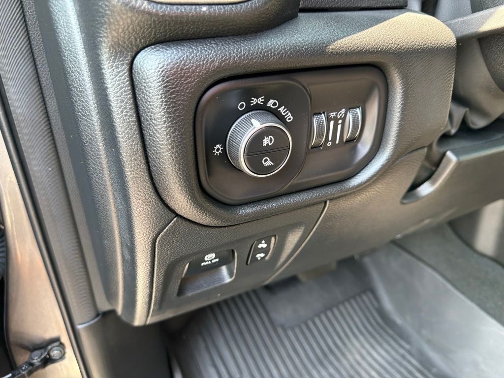 2023 RAM 1500 Laramie Crew Cab 4x4 5'7' Box