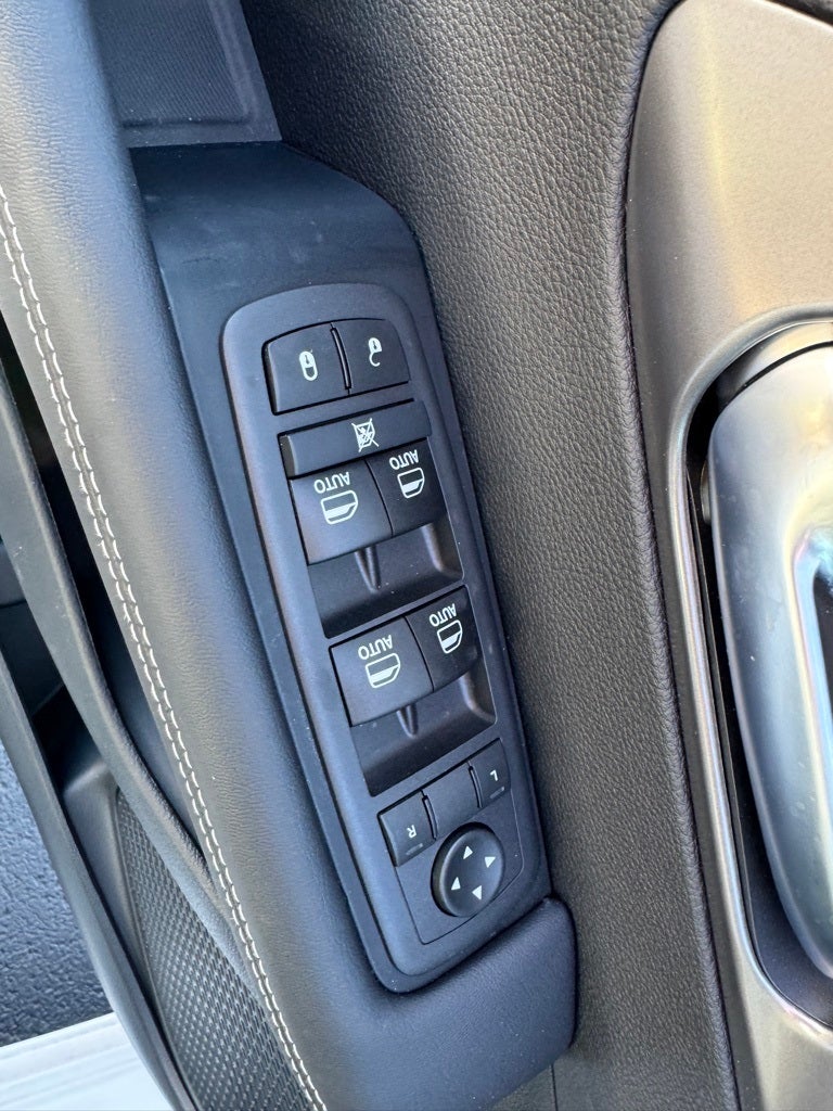 2026 Chrysler Voyager VOYAGER LX