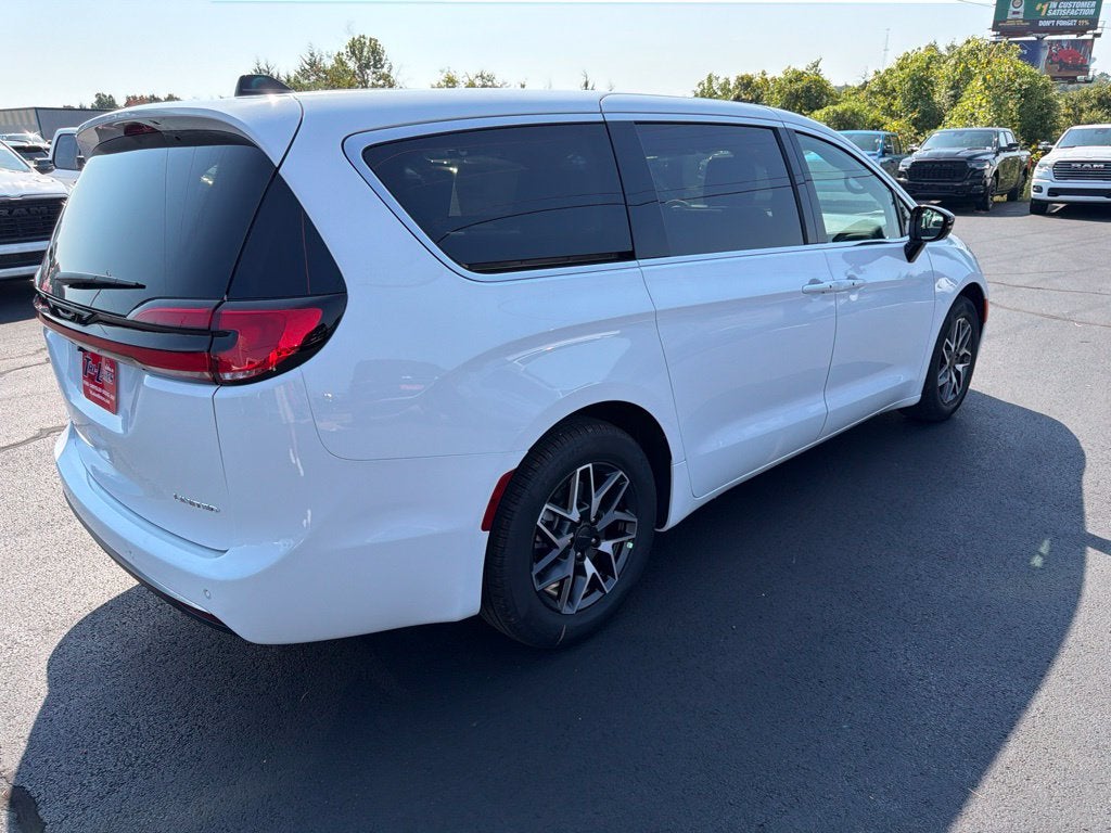 2027 Chrysler Pacifica PACIFICA LIMITED