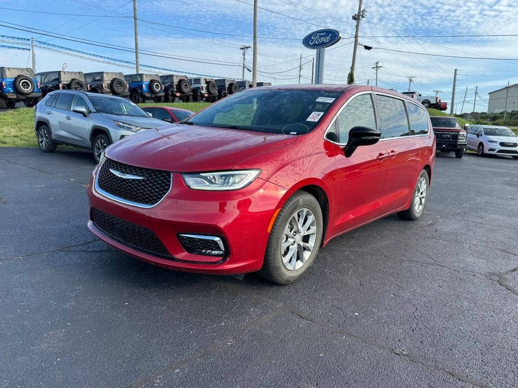 2026 Chrysler Pacifica Limited's photo