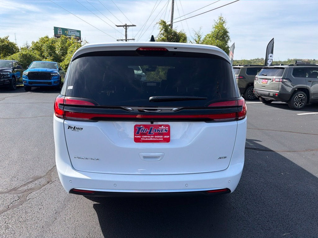 2027 Chrysler Pacifica PACIFICA SELECT AWD