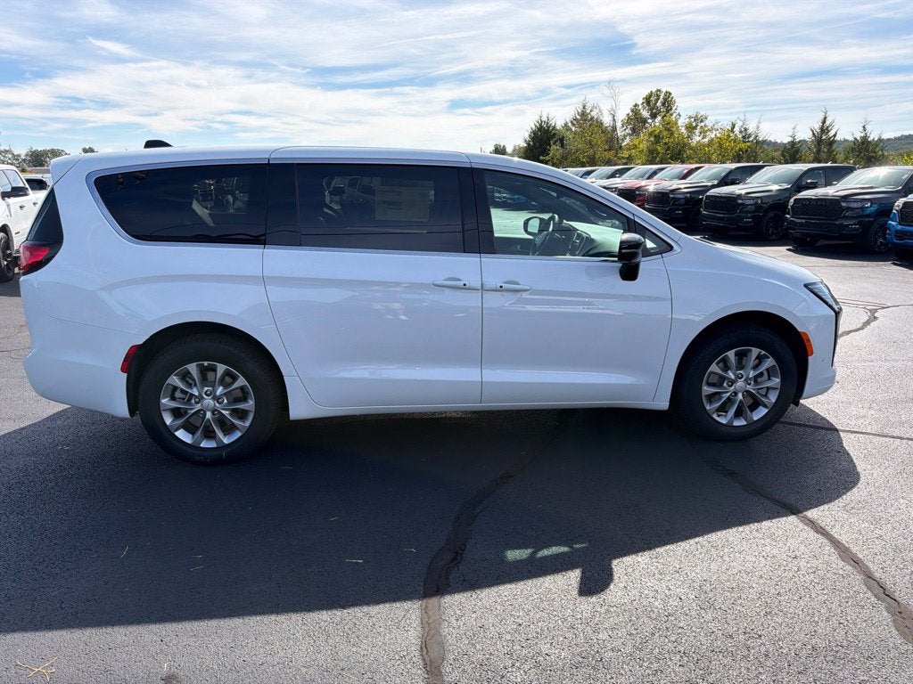 2027 Chrysler Pacifica PACIFICA SELECT AWD