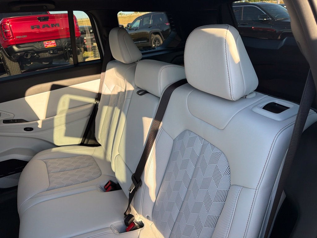 2027 Jeep Cherokee CHEROKEE OVERLAND 4X4