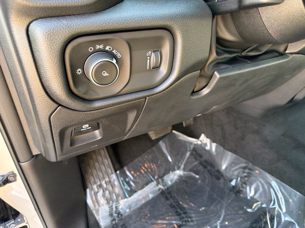 2027 RAM Ram 1500 RAM 1500 TRADESMAN CREW CAB 4X4 5'7' BOX