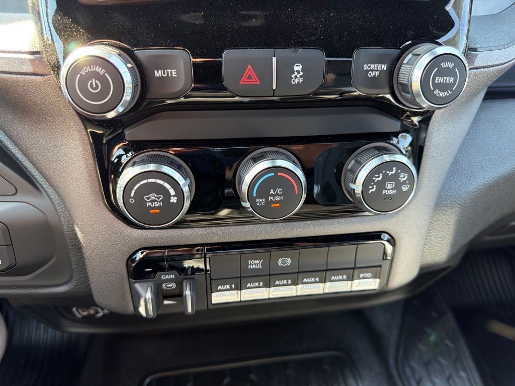 2027 RAM Ram 5500 Chassis Cab RAM 5500 TRADESMAN CHASSIS REGULAR CAB 4X4 84' CA