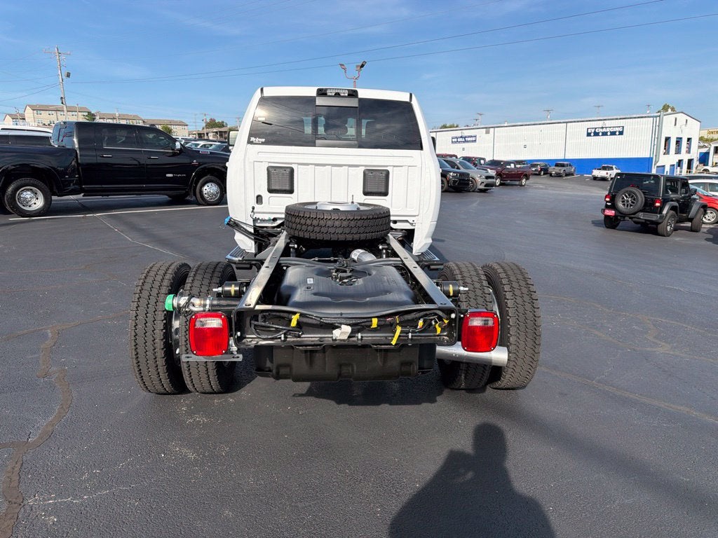 2027 RAM Ram 5500 Chassis Cab RAM 5500 BIG HORN CHASSIS CREW CAB 4X4 60' CA
