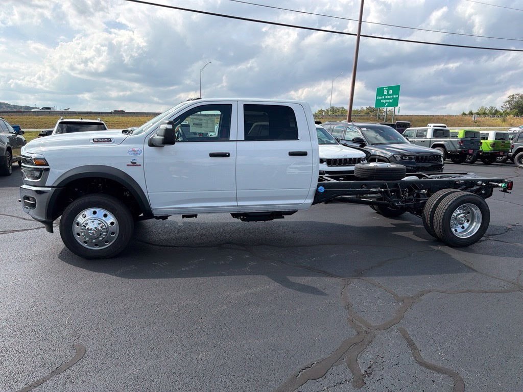 2027 RAM Ram 5500 Chassis Cab RAM 5500 TRADESMAN CHASSIS CREW CAB 4X4 84' CA