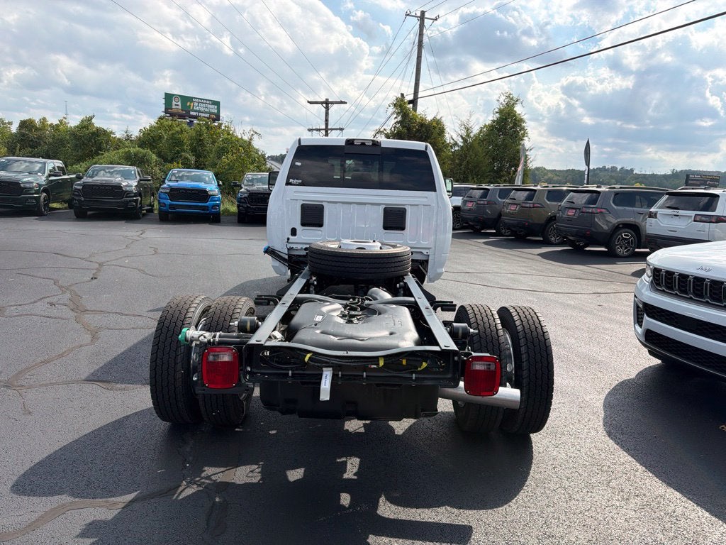 2027 RAM Ram 5500 Chassis Cab RAM 5500 TRADESMAN CHASSIS CREW CAB 4X4 84' CA