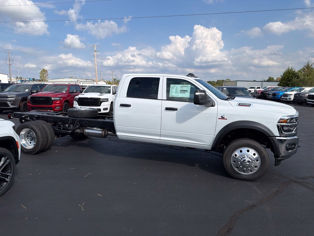 2027 RAM Ram 5500 Chassis Cab RAM 5500 TRADESMAN CHASSIS CREW CAB 4X4 84' CA