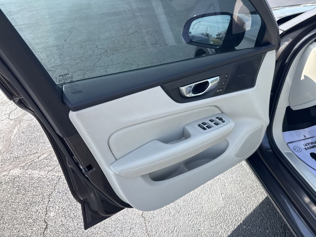 2023 Volvo S60 B5 Plus Dark Theme