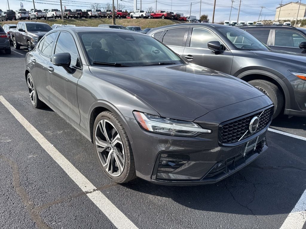 2023 Volvo S60 B5 Plus Dark Theme