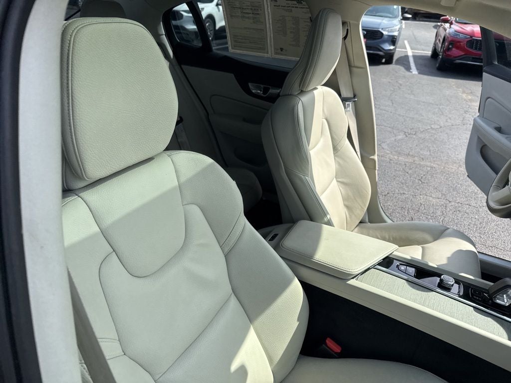 2023 Volvo S60 B5 Plus Dark Theme